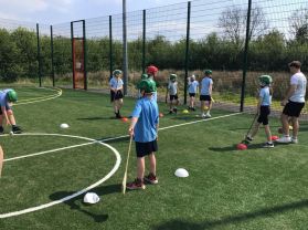 P5 working on their hurling skills with Caolan Duffy 