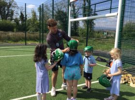 🏒County Hurling player Caolan Duffy introduced P1 to the skilful game of hurling🏒