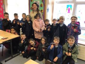 P3/4 say thank you to Ciara for their Brídóg. 
